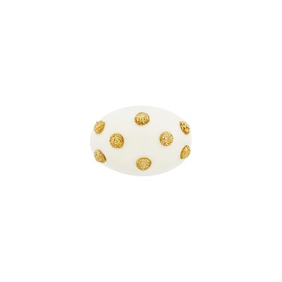 Lot 25 - Gold and White Agate Dome Ring