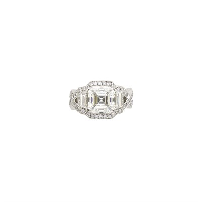 Lot 48 - Platinum and Diamond Ring