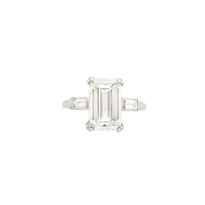 Lot 302 - Platinum and Diamond Ring