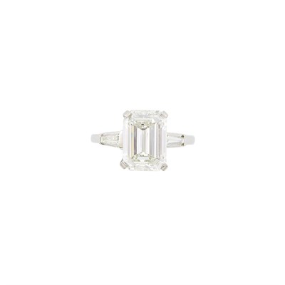 Lot 477 - Platinum and Diamond Ring
