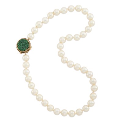 Lot 1771 - Cultured Pearl Necklace with Gold and Carved Jade Clasp