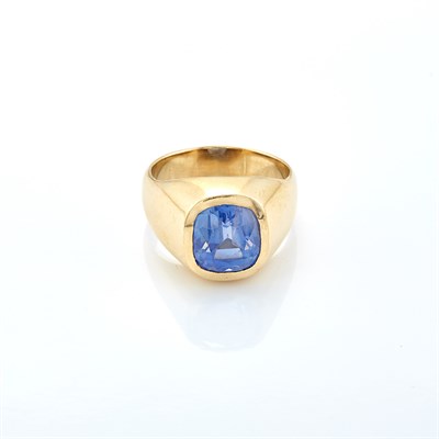 Lot 643 - Gentleman's Gold and Sapphire Gypsy Ring