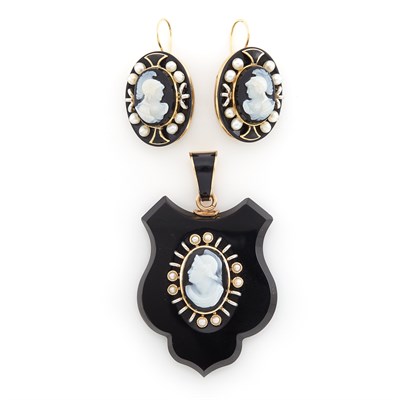 Lot 1998 - Black Onyx, Gold, Carved Agate Cameo and Seed Pearl 'Memento Mori' Pendant and Pair of Earrings