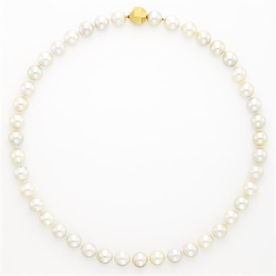Lot 1026 - Cultured Pearl Necklace with Gold Clasp, Linda Lee Johnson