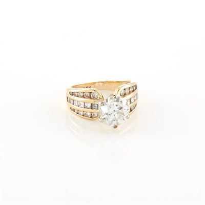 Lot 2046 - Gold and Diamond Ring