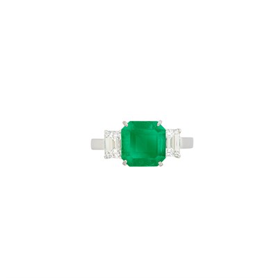 Lot 470 - Platinum, Emerald and Diamond Ring