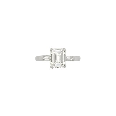 Lot 810 - Platinum and Diamond Ring