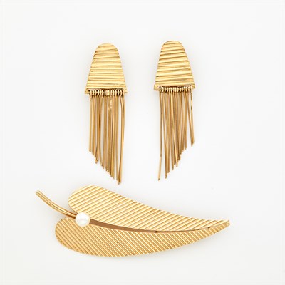Lot 1255 - Pair of Gold Fringe Earclips and Pearl Leaf Pin
