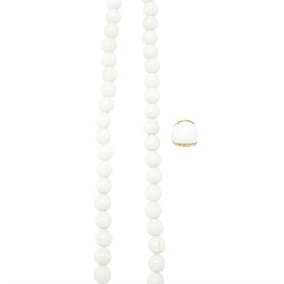 Lot 379 - White Agate Bead Necklace and Gold and White Agate Ring