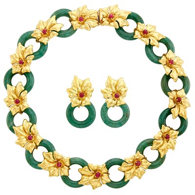 Lot 98 - Gold, Cabochon Ruby and Aventurine Quartz Link Necklace and Pair of Pendant Hoop Earrings