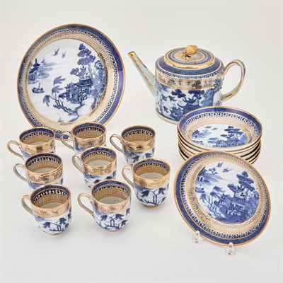 Lot 465 - Chinese Export Gilt-Decorated Blue and White...