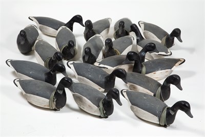 Lot 206 - GROUP OF EIGHTEEN LESSER SCAUP DECOYS (?) 18...