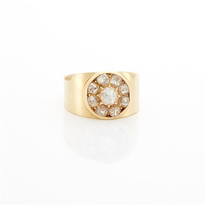 Lot 1142 - Gold and Diamond Ring
