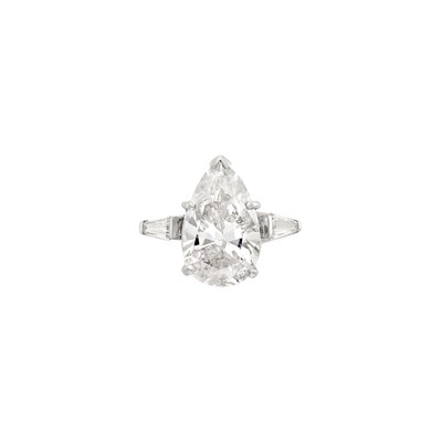 Lot 186 - White Gold and Diamond Ring