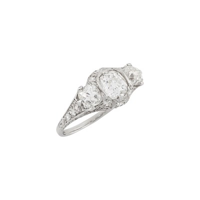 Lot 169 - Antique Platinum and Diamond Ring