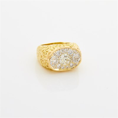 Lot 1353 - Gold and Diamond Ring