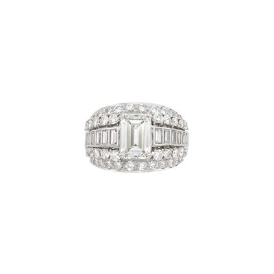 Lot 487 - Platinum and Diamond Ring