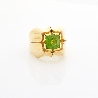 Lot 1350 - Gentleman's Gold and Peridot Ring