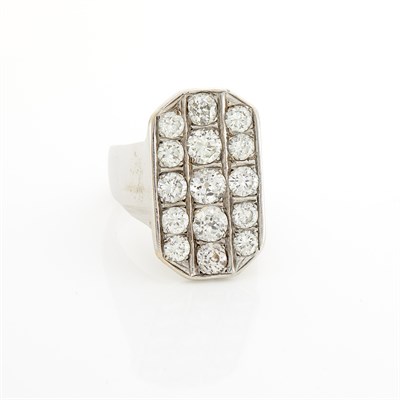 Lot 1252 - White Gold and Diamond Ring