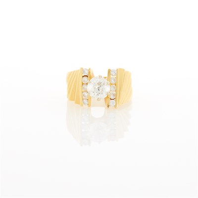 Lot 66 - Gold and Diamond Ring