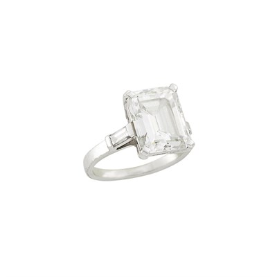 Lot 142 - Platinum and Diamond Ring