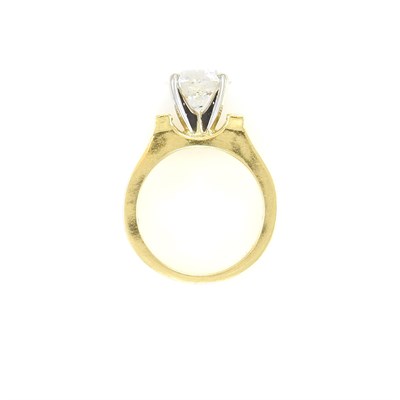 Lot 119 - Gold and Diamond Ring