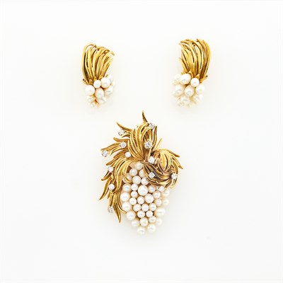 Lot 1210 - Erwin Pearl Gold, Biwa Pearl and Diamond Brooch and Pair of Earrings