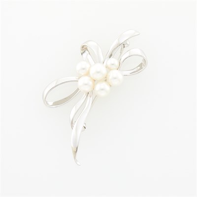 Lot 116 - White Gold and Cultured Pearl Bow Brooch