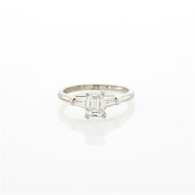 Lot 1093 - Platinum and Diamond Ring