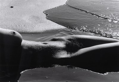 Lot 172 - CLERGUE, LUCIEN (1934-2014) Nu de la plage,...