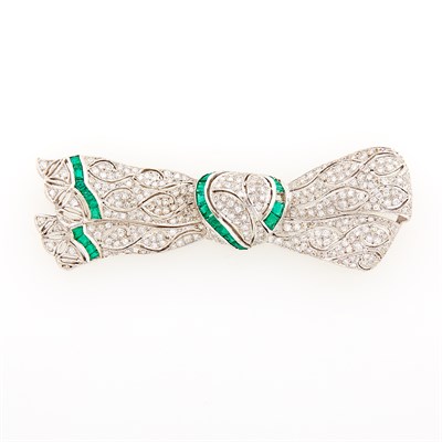 Lot 125 - White Gold, Diamond and Emerald Bow Pendant-Brooch