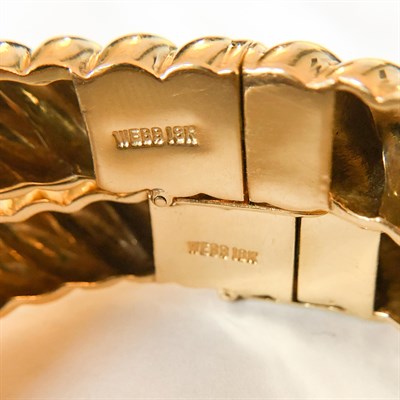Lot 81 - David Webb Pair of Fluted Gold Bangle Bracelets
