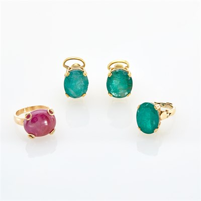 Lot 66 - Gold and Emerald Ring and Pair of Earrings and Gold and Star Ruby Ring