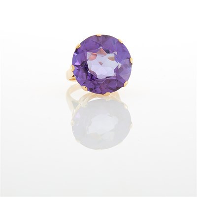 Lot 108 - Gold and Synthetic Color-Change Sapphire Ring