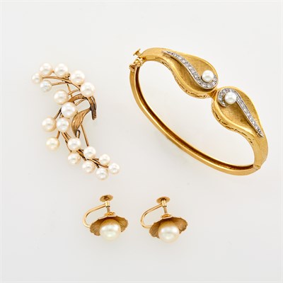 Lot 150 - Gold and Cultured Pearl Bangle Bracelet, Pair of Earclips and Brooch