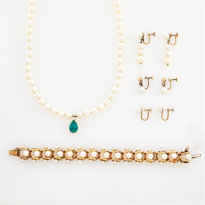 Lot 71 - Group of Gold and Cultured Pearl Jewelry