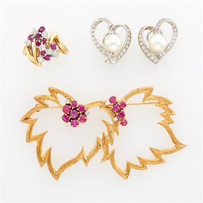 Lot 46 - Gold, Ruby and Diamond Double Leaf Brooch, Ring and Pair of White Gold, Cultured Pearl and Diamond Heart Earclips