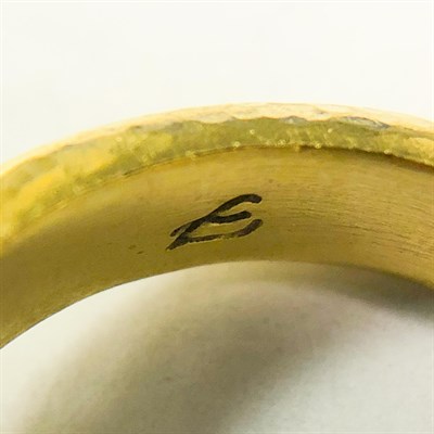 Lot 58 - Elizabeth Locke Hammered Gold and Cabochon Pink and Green Tourmaline Ring