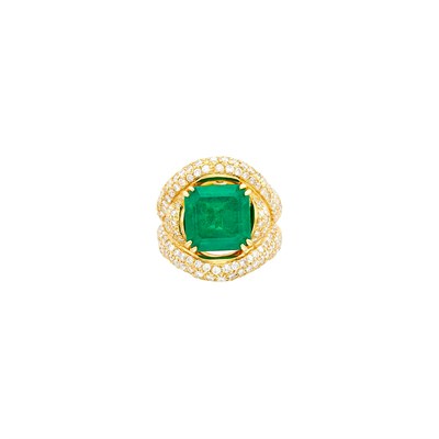 Lot 79 - Gold, Emerald and Diamond Ring