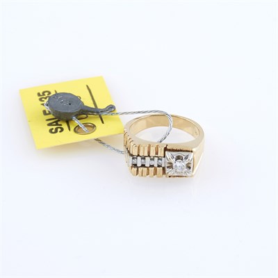 Lot 213 - Diamond Ring, 5 diamonds, 14K 7 dwt.