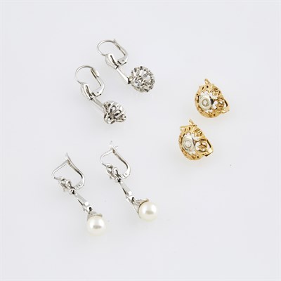 Lot 600 - Six Gold, Bead and Stone Earrings, 18K 8 dwt. all