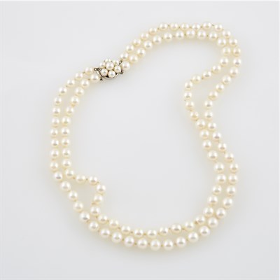 Lot 671 - Bead Necklace with gold and bead clasp...