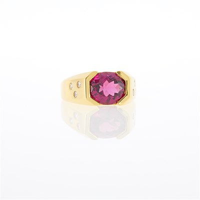 Lot 152 - Gold, Garnet and Diamond Ring
