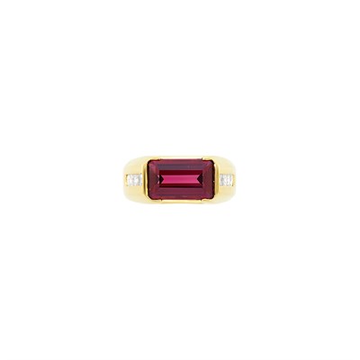 Lot 1220 - Gentleman's Gold, Garnet and Diamond Ring