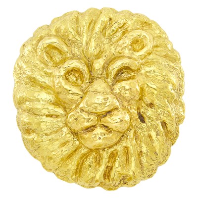 Lot 50 - David Webb Hammered Gold Lion Pendant-Brooch