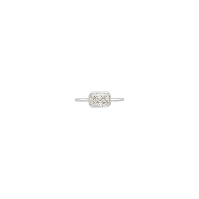 Lot 112 - White Gold and Diamond Ring