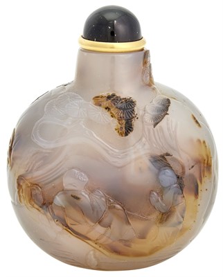 Lot 31 - A Chinese Carved Agate Snuff Bottle Qing...