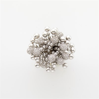 Lot 69 - White Gold and Diamond Fringe Ring