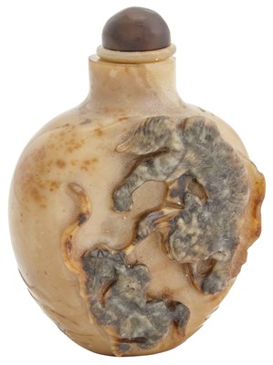 Lot 18 - A Chinese Carved Hardstone Snuff Bottle Qing...