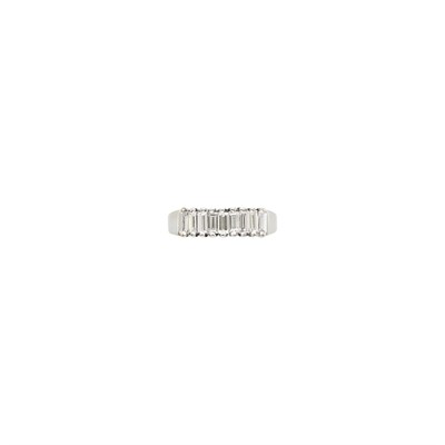 Lot 87 - White Gold and Diamond Ring